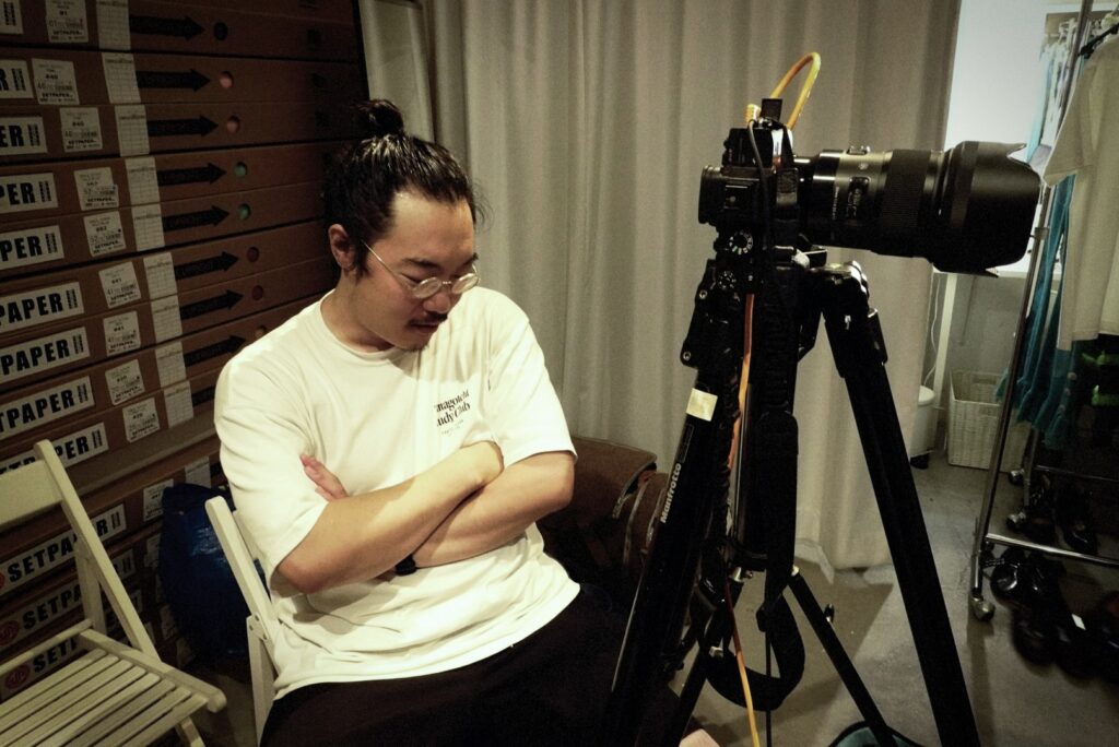 2025年度 中途採用 社員インタビュー|プロダクション経営から“チームプレイのものづくり”へ──Helixesで選んだ、チームとともに歩む働き方 – 金沢康行 (maxilla・プロダクションプロデューサー・フォトグラファー)